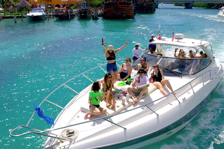 Private Premium Yacht 46FT Rental in Cancún