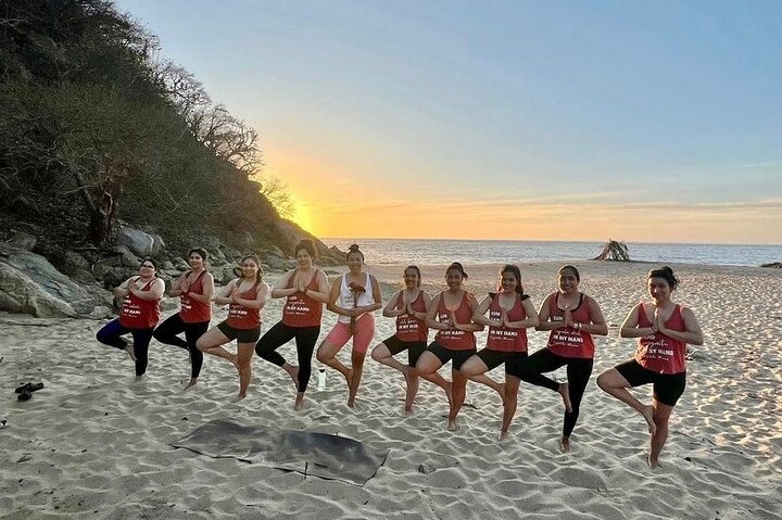 Experiencia de caminata y yoga en la jungla en México