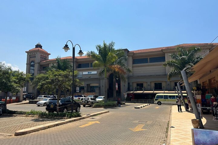 Tour a piedi del giardino botanico privato nella città di Entebbe