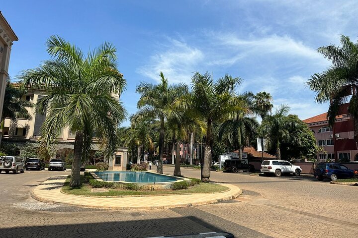Tour a piedi del giardino botanico privato nella città di Entebbe
