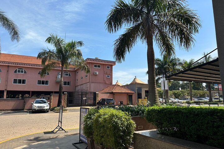 Tour a piedi del giardino botanico privato nella città di Entebbe