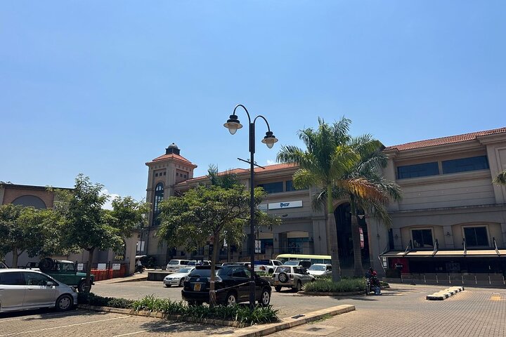 Tour a piedi del giardino botanico privato nella città di Entebbe