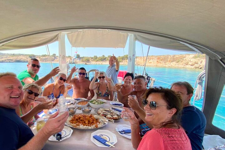 Kos : Ganztägige Segelbootfahrt in kleiner Gruppe, Mahlzeiten, Getränke und Schwimmen