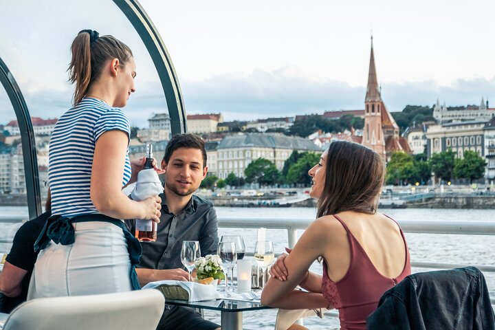 Crociera con cena a lume di candela sul Danubio di Budapest con musica dal vivo