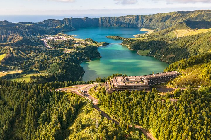 Descubra São Miguel: Full Day Fogo y Sete Cidades con almuerzo