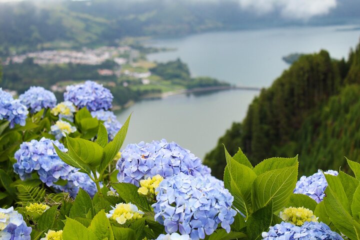 Descubra São Miguel: Full Day Fogo y Sete Cidades con almuerzo