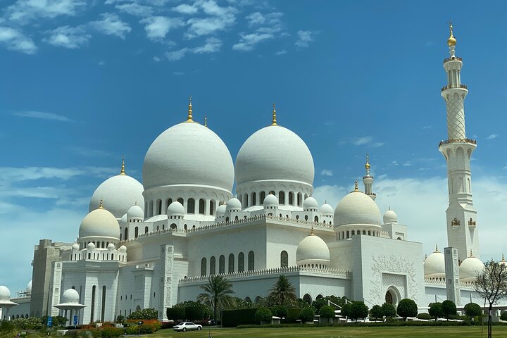 Abu Dhabi Halbtages-Stadtrundfahrt mit Führung - Erlebnis teilen
