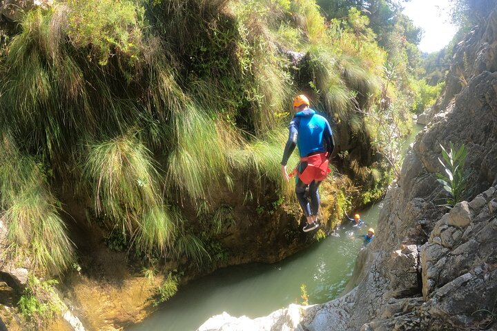 Von Estepona: Geführte Canyoning-Tour auf dem Fluss Guadalmina