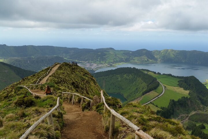 Descubra São Miguel: Full Day Fogo y Sete Cidades con almuerzo