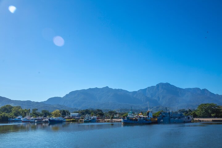 Privérondvaart aan wal in La Ceiba vanuit de cruisehaven van Banana Coast