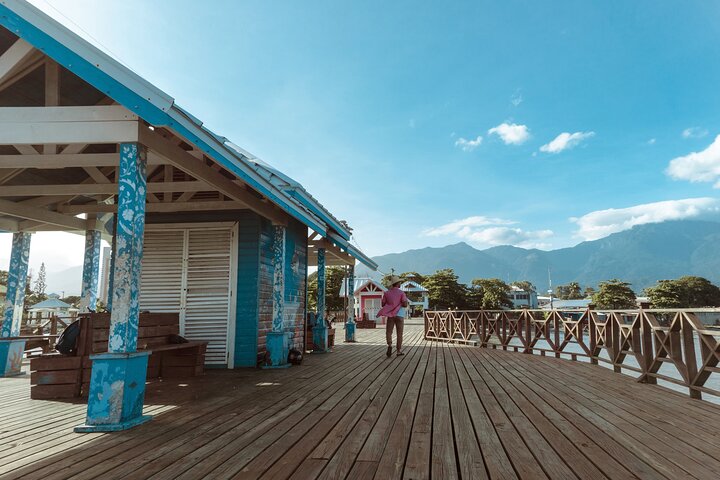 Privérondvaart aan wal in La Ceiba vanuit de cruisehaven van Banana Coast
