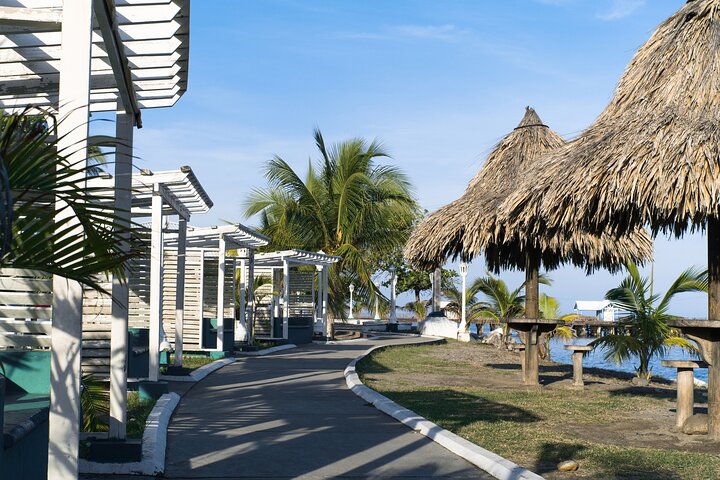 Privérondvaart aan wal in La Ceiba vanuit de cruisehaven van Banana Coast