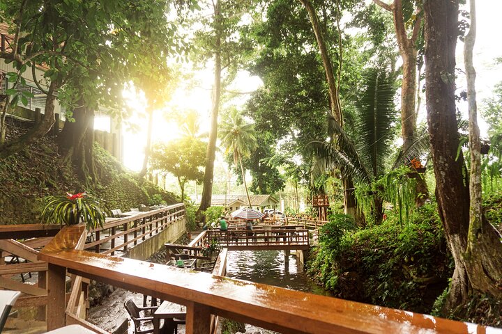 Privérondvaart aan wal in La Ceiba vanuit de cruisehaven van Banana Coast