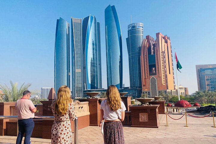 Abu Dhabi Halbtages-Stadtrundfahrt mit Führung - Erlebnis teilen