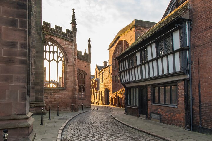 Scopri i tesori di Coventry: tour privato a piedi