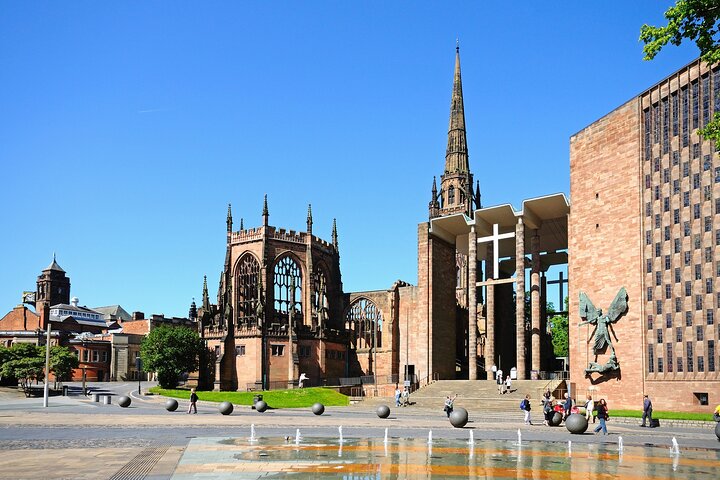 Scopri i tesori di Coventry: tour privato a piedi