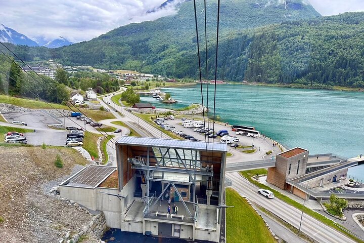 Excursión privada en tierra al glaciar Briksdal y SkyLift Loen en Olden