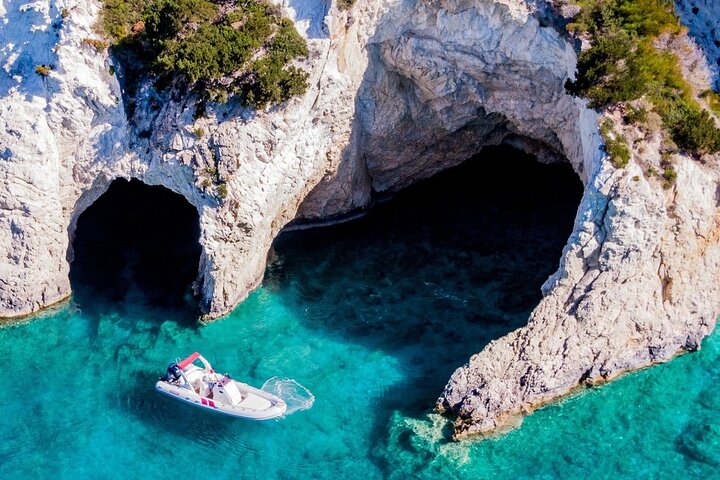 Privates Boot auf Zakynthos: Marathonisi, Keri-Höhlen, Myzithres (max. 5 Personen)