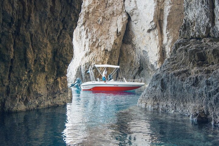 Privates Boot auf Zakynthos: Marathonisi, Keri-Höhlen, Myzithres (max. 5 Personen)