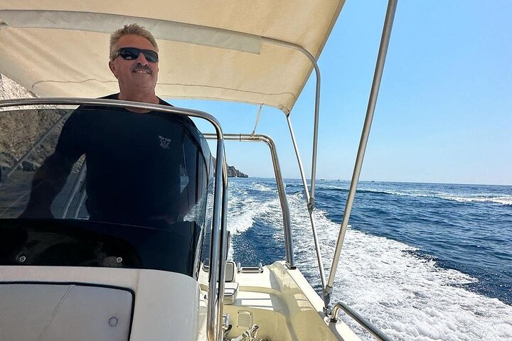 Privates Boot auf Zakynthos: Marathonisi, Keri-Höhlen, Myzithres (max. 5 Personen)