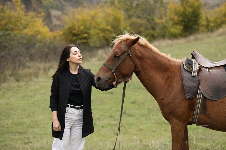 Private rideeventyr på hest gjennom landsbyer og natur