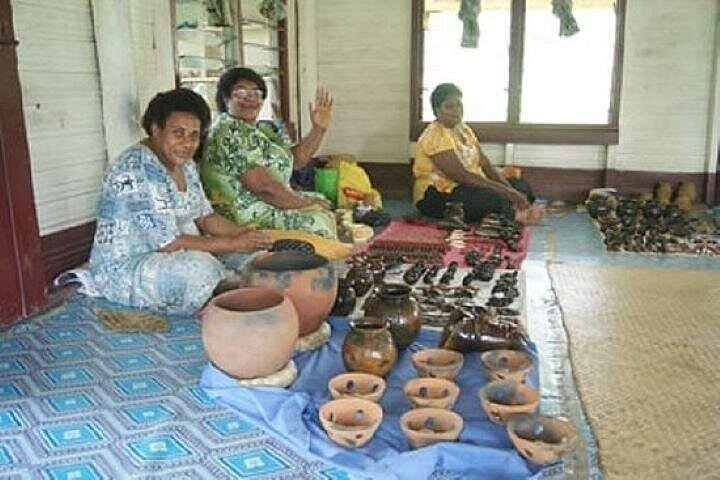 "Aventura en la Costa de Coral: Cerámica, Kava, Meke, Dunas y Templo''