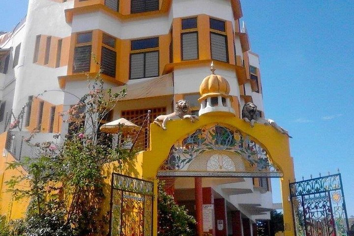 "Aventura en la Costa de Coral: Cerámica, Kava, Meke, Dunas y Templo''