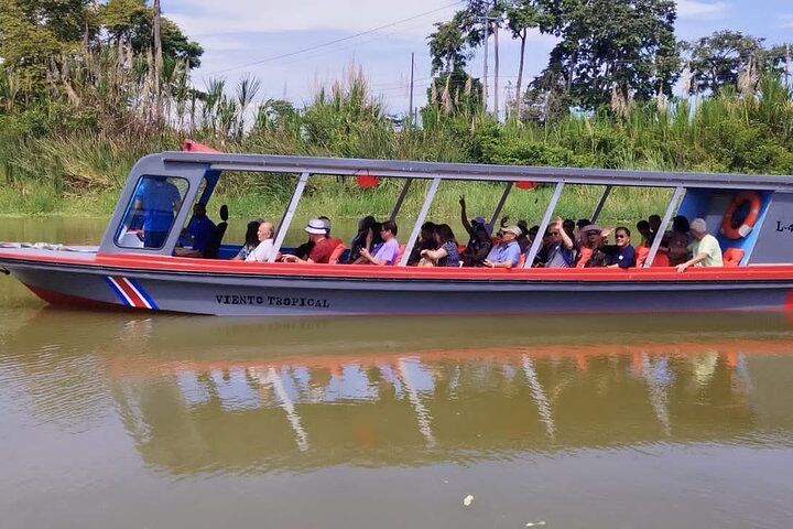 Traslado de Tortuguero a Moin en bote