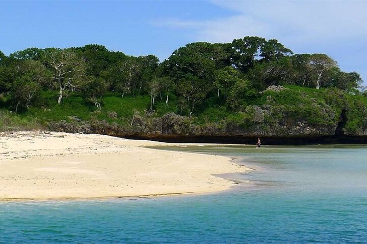 ''Aventura na Costa dos Corais: Cachoeira Biausevu e Praia Natadola!''