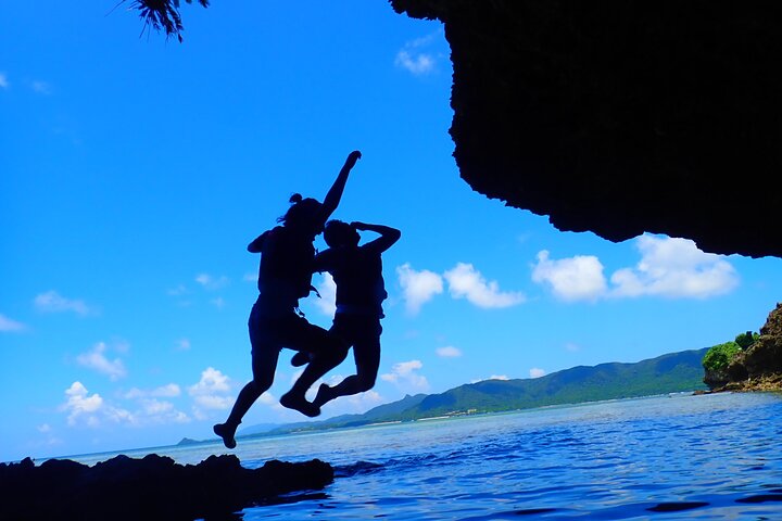 Plongée avec tuba sur l'île fantôme d'Okinawa Ishigaki et la grotte bleue