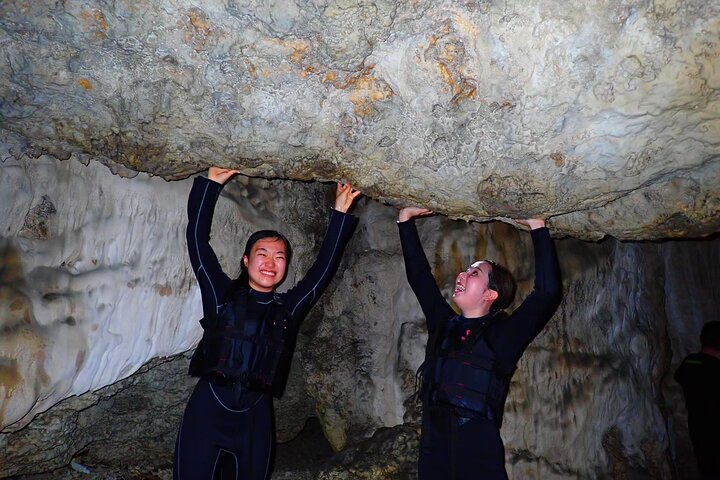 Plongée avec tuba sur l'île fantôme d'Okinawa Ishigaki et la grotte bleue