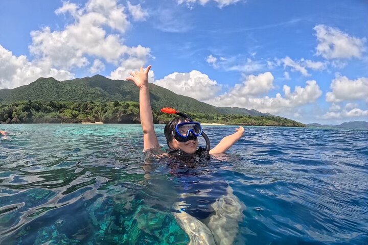 Plongée avec tuba sur l'île fantôme d'Okinawa Ishigaki et la grotte bleue