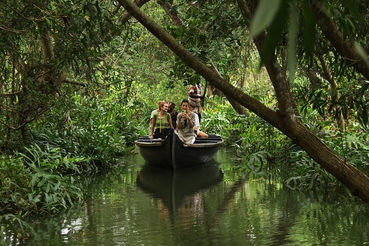 Crucero de día completo en bote en bote por Backwater Village