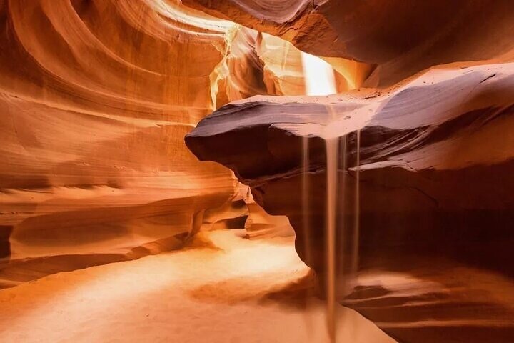 Entrada Primária no Tempo do Canyon Antelope Inferior com Guia Navajo