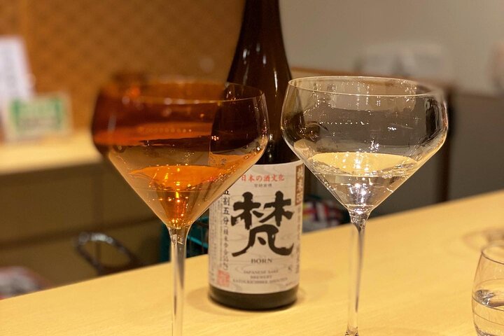 Opplev å smake Fukui's lokale Sake i lakkert glass