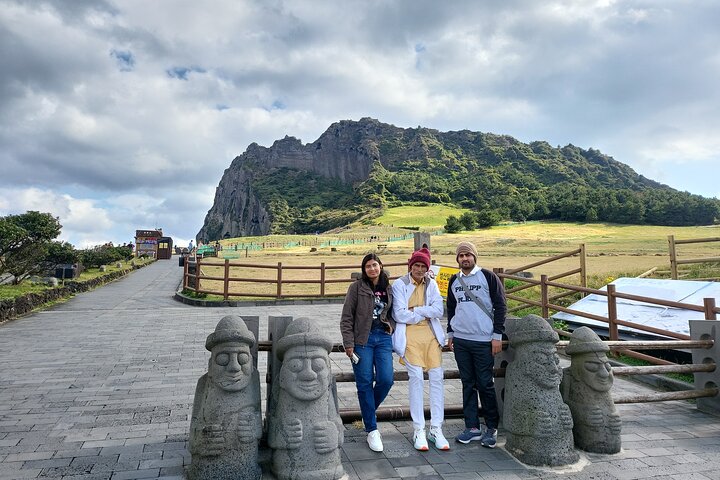 Passeio privado de um dia a leste, sul e oeste de todas as áreas da ilha de Jeju