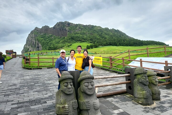 Passeio privado de um dia a leste, sul e oeste de todas as áreas da ilha de Jeju