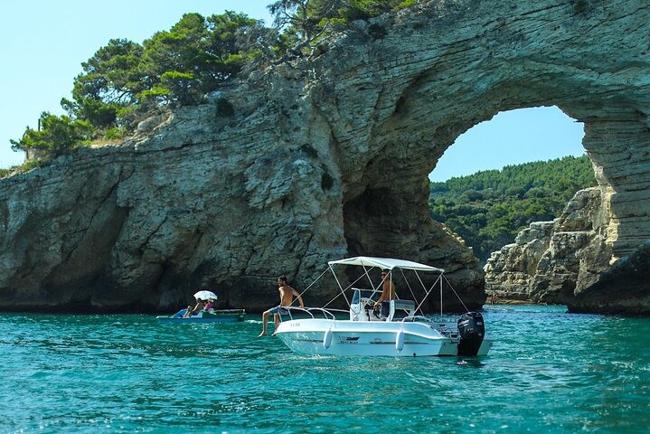 Alquiler barco 40hp equipado en Vieste sin licencia durante 4 horas