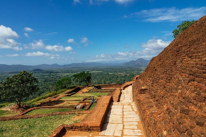 Excursion privée d'une journée à Sigiriya et Dambulla en Tuk-Tuk ou en voiture