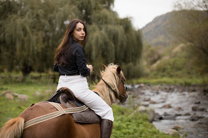 Private rideeventyr på hest gjennom landsbyer og natur