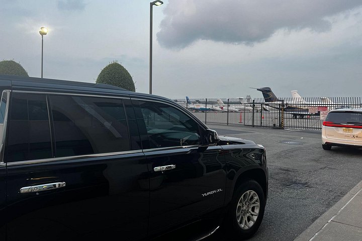 Zwarte SUV-overdracht van of naar JFK, LGA, EWR - alle kosten inbegrepen