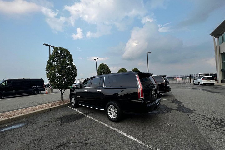 Zwarte SUV-overdracht van of naar JFK, LGA, EWR - alle kosten inbegrepen