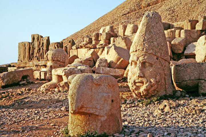 Tour VIP privato di un'intera giornata a Karakus Cendere Arsemia e sul Monte Nemrut