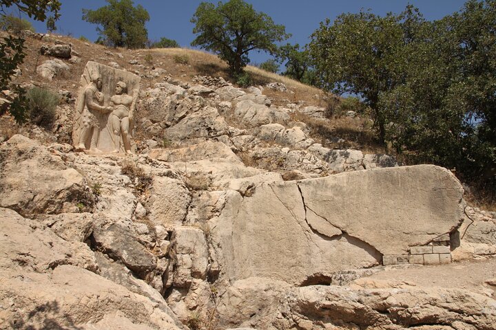 Tour VIP privato di un'intera giornata a Karakus Cendere Arsemia e sul Monte Nemrut