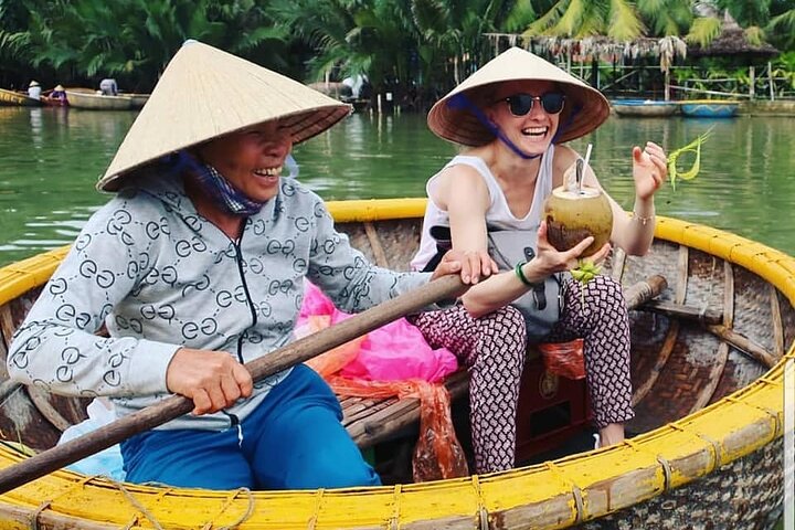 Basket Boat Tour, Hoi An-stad, boottocht en lantaarnuitgave
