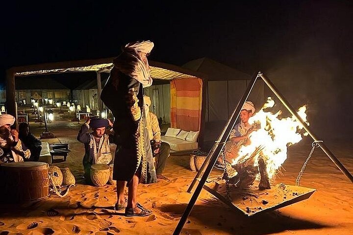 Noche en el desierto de Erg Chebbi, paseo en camello, salida desde Errachidia