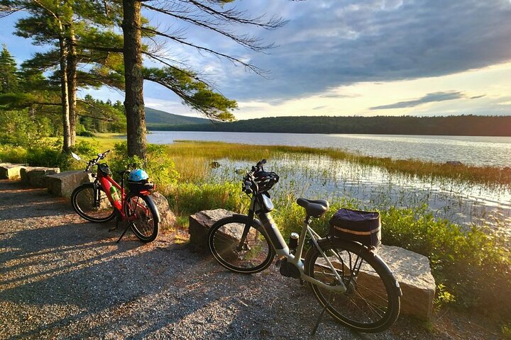 Selbstgeführte E-Bike-Touren auf den Kutschstraßen des Acadia-Nationalparks