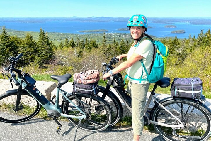 Selbstgeführte E-Bike-Touren auf den Kutschstraßen des Acadia-Nationalparks