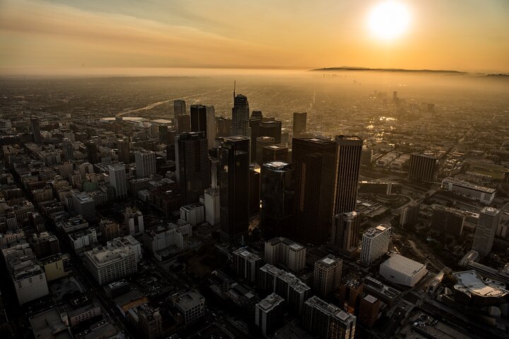 Luci del centro di Los Angeles: il tuo tour privato in elicottero al tramonto e di notte