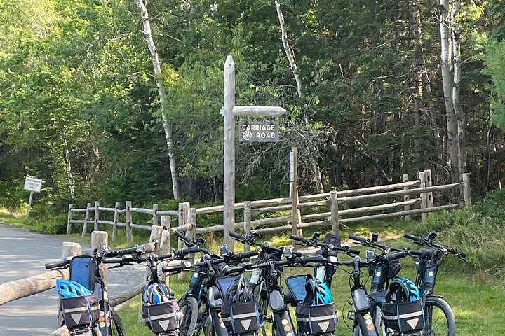 Selbstgeführte E-Bike-Touren auf den Kutschstraßen des Acadia-Nationalparks